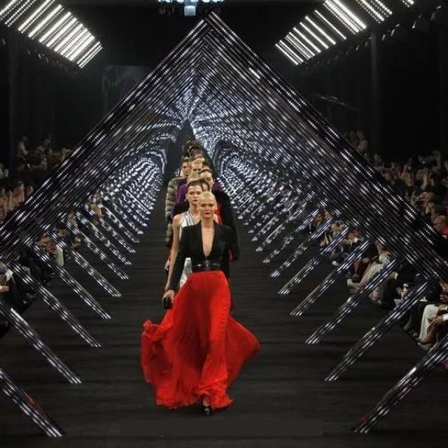 一场 时尚t台秀即将拉开帷幕