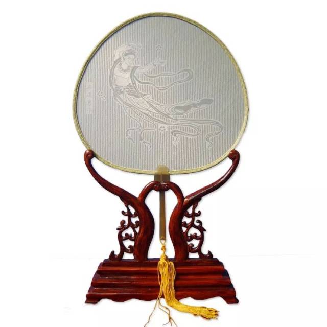 用两千根竹丝编一把扇子这个家族的作品从清朝火到了现在