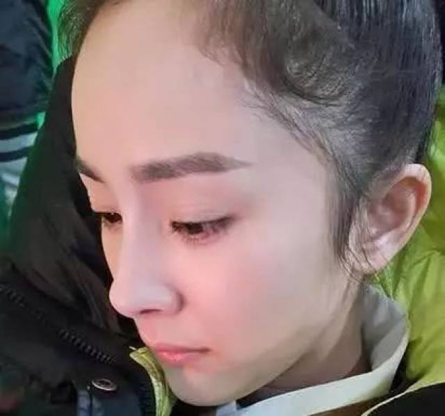 提到额头大,发际线的问题,算起来好像是从杨幂开始的.