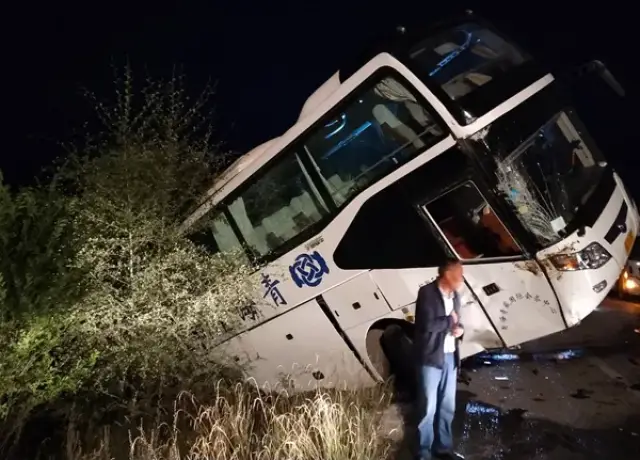 青海:旅游大巴车和货车相撞,女导游遇难,高速行驶请谨慎!
