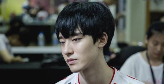 mystic微博22万粉丝,评论却是uzi一倍,小姐姐给力还是水军多?