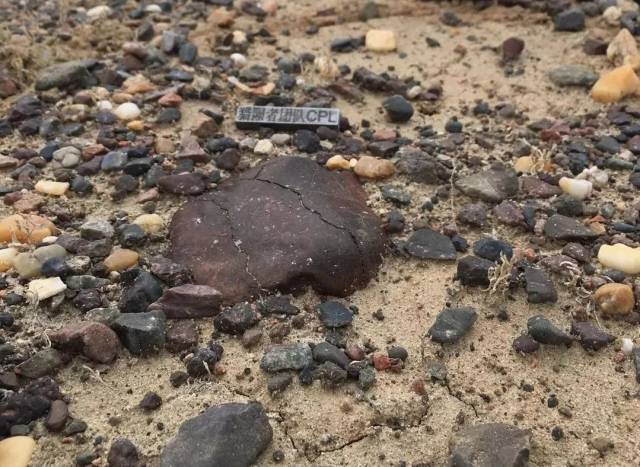 新疆又发现一片陨石散落带,这几个地方遍地都是陨石,就看你捡不捡.