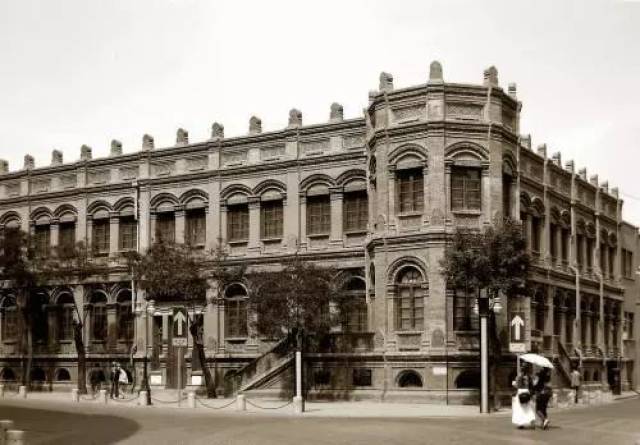 天津海关税务司英籍德国人德璀琳在津海新关大公事房内(今和平区营口