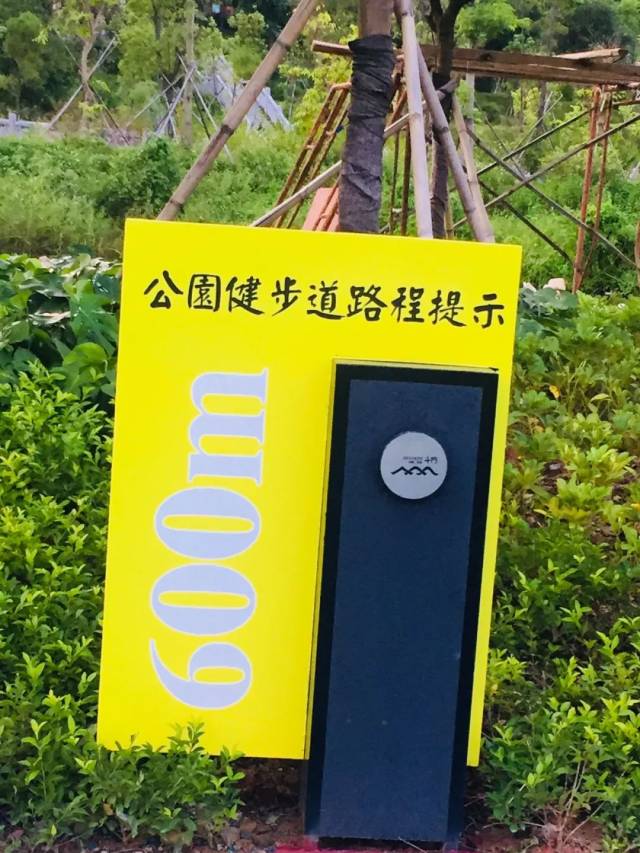 路边还安了健步路程的提示牌 真是贴心呢!