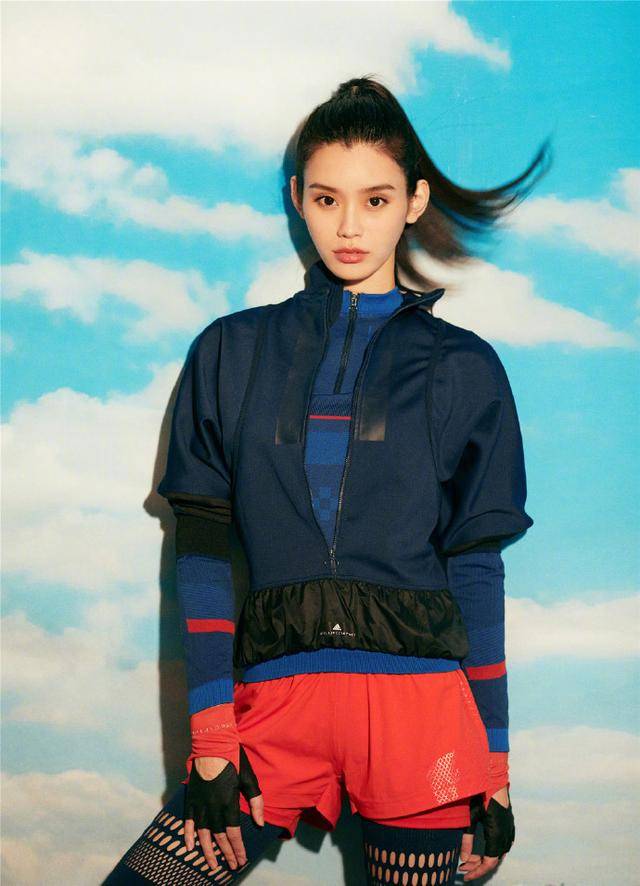 奚梦瑶一身运动装现身某活动 高扎马尾辫尽显少女的青春活力