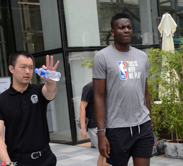 北京时间2018年8月16日,卡佩拉现身上海,图为与球迷友好合影.