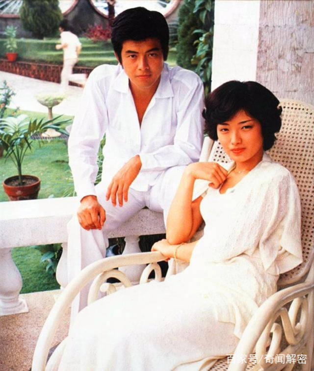 三浦友和与山口百惠的恩爱瞬间,世人都知道她嫁给了爱情