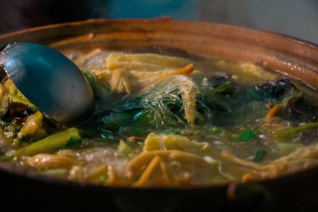 家家庭式的饭馆 没有招牌也没有装修 斋菜煲属于海派菜 是以三菇六耳