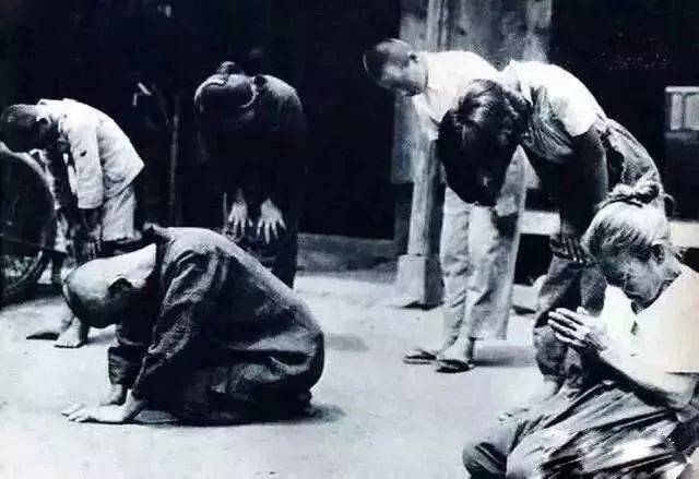 日本人听到天皇宣布投降的广播后下跪