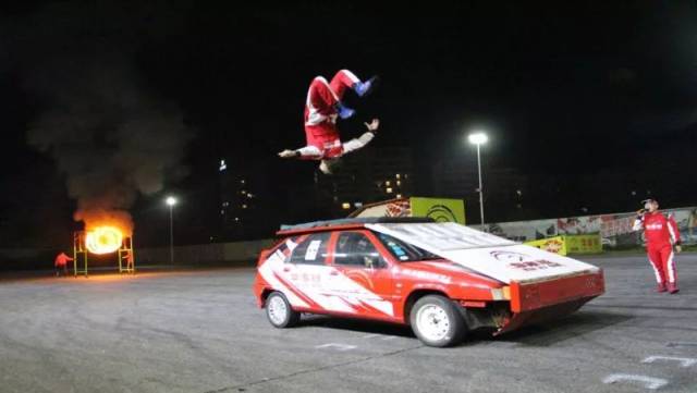 请来了全球汽车特技运动吉尼斯世界纪录创造者——"华家班"