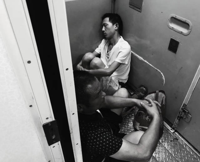 实拍凌晨的列车 民工蜷缩睡觉身影让人心酸