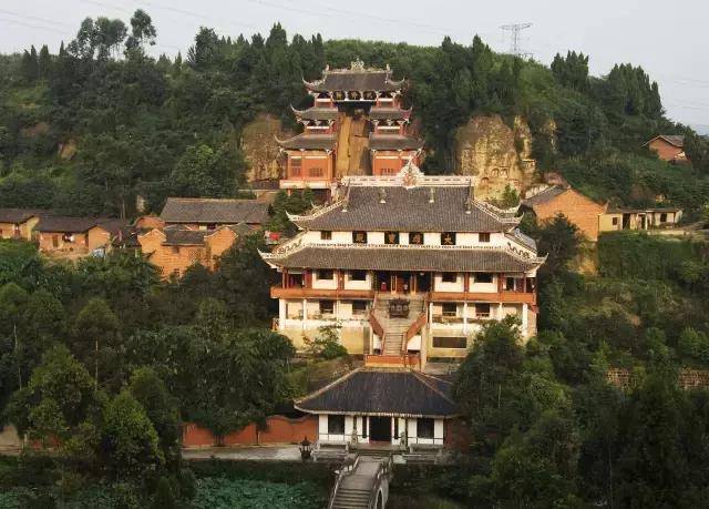 静宁寺静宁寺依山而建,气势宏伟,规模宏大,占地高达40000平方米,是