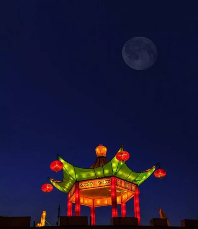 张居正的回答令人扫兴: 鳌山烟火并非祖制,它始于成化年间,用以侍奉