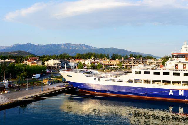 凯拉莫蒂码头上基本都是这种大型的渡轮.摄影/黄华