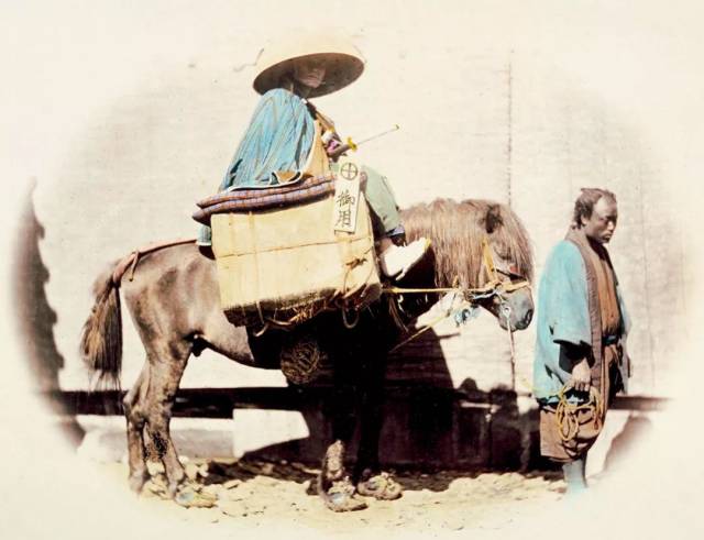 经常可以看到拿着行李的日本贵族,骑在马上行路的样子.