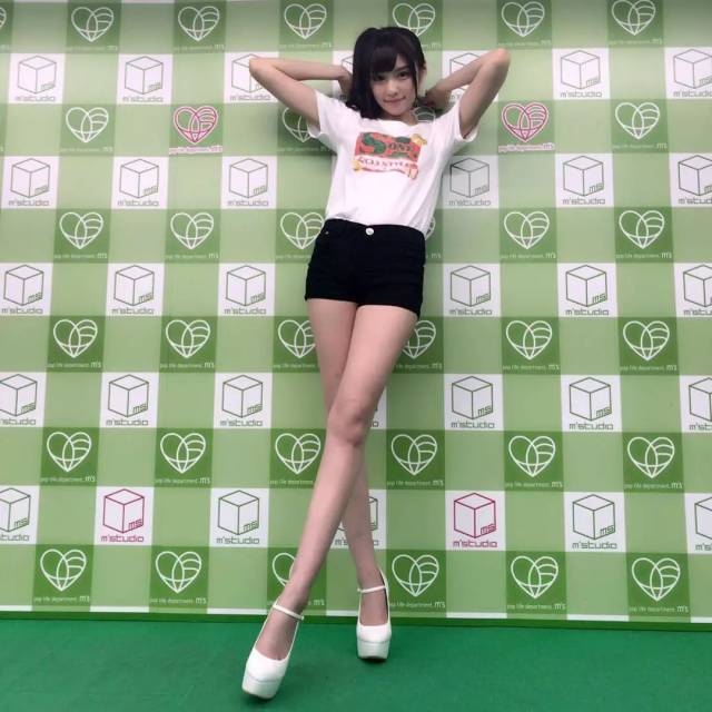 既平胸又不是御姐长相,光凭腿就能让人联想到蛇系的,我只服桥本老师!