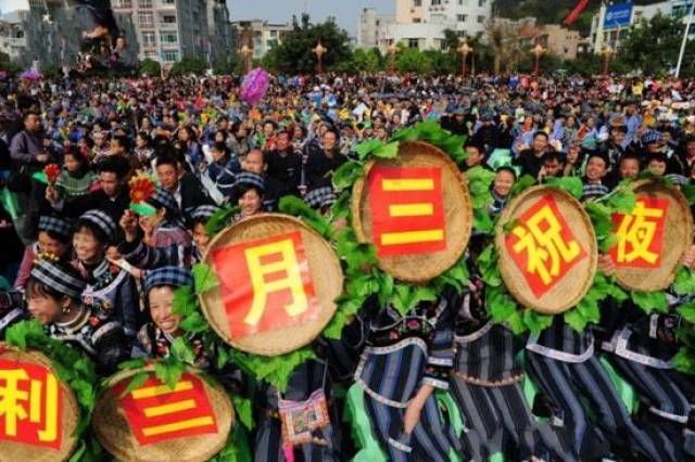 云南罗平八达河一带的布依族,三月三是男女青年唱歌对调的节日