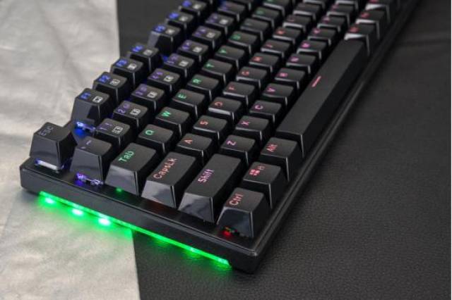 终于可以用键盘玩《怪物猎人》了,你的武器选好了没?