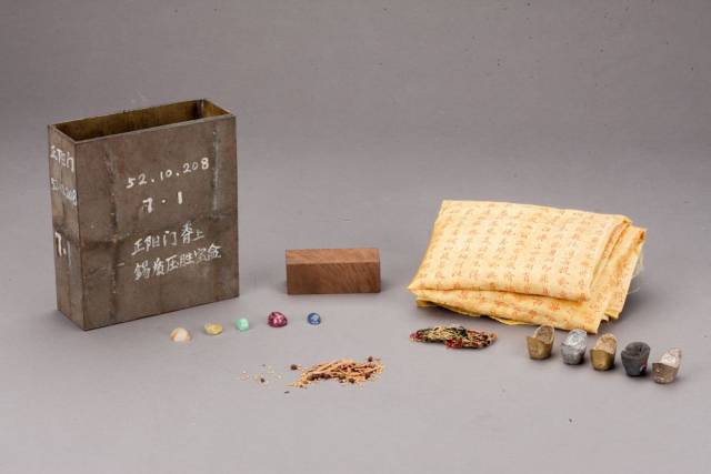 北京与江户同为汇聚全国各地物资,人才的繁华大城市,其城市景观以及