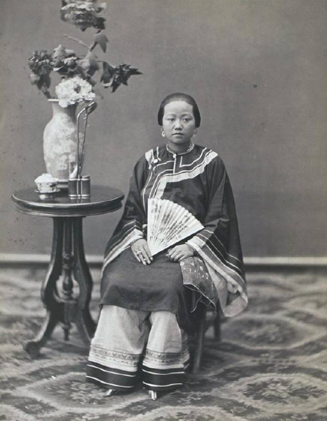 1880年代,广州女子,她宽大的衣装下隐约可见小脚