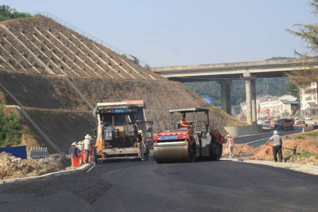 s276伍龙一级路桥梁吊装完毕,路基完成