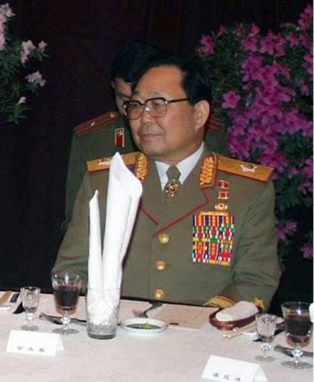 区别军衔,一般看肩章,朝鲜也是如此,不过朝鲜还有元帅星——当然这不