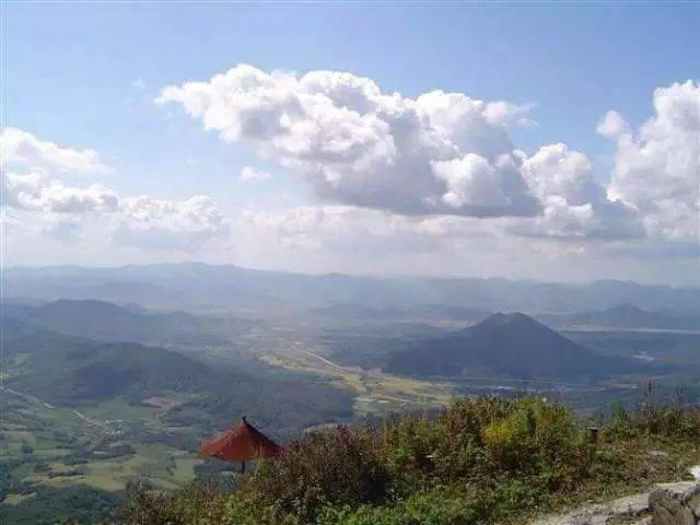 探索户外的乐趣——报名参加一次难忘的登山活动吧！