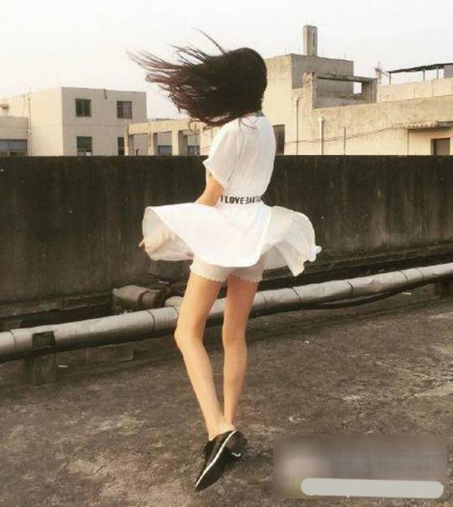 妹子你怎么跑到天台去了,刮这么大风还穿着裙子,你不尴尬吗