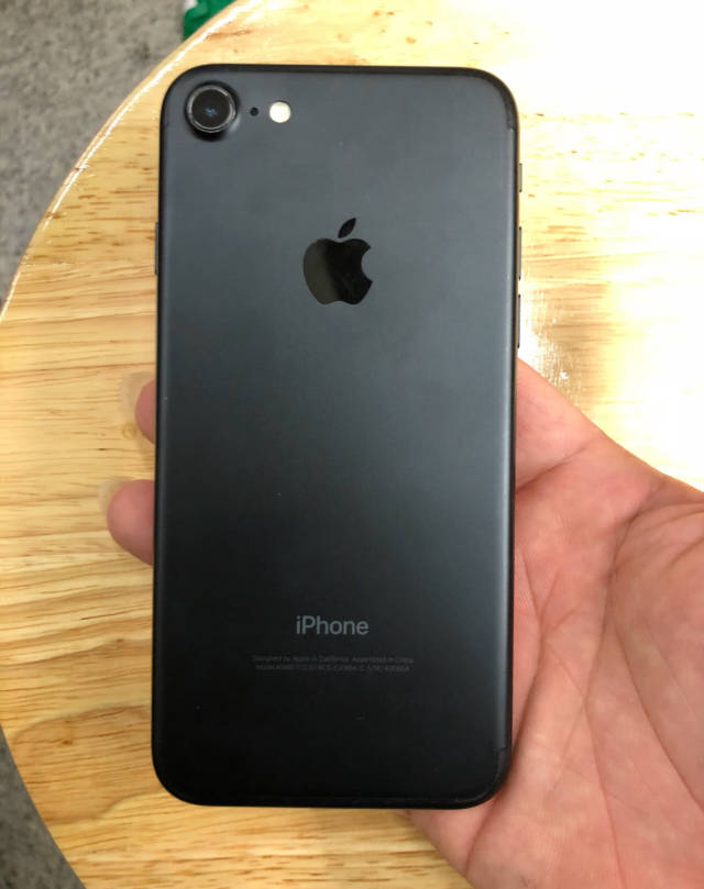 这是一台磨砂黑的iphone7,后盖成色还是很好的,没有什么磕碰划痕问题