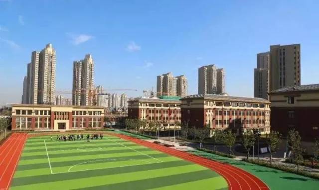 家门口大学路实验学校9年一贯制公办学校已经投入使用,康城规划的