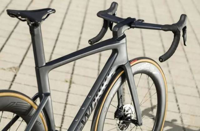 老款venge vias引领了复杂到可怕的气动车潮流,所有线管都被内置并