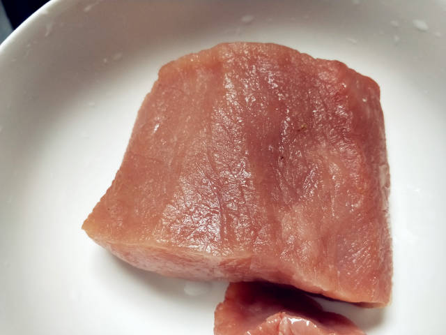 【糖醋里脊肉】【材料】:里脊肉250g,鸡蛋一个,大蒜3瓣(提前剁成蒜末)