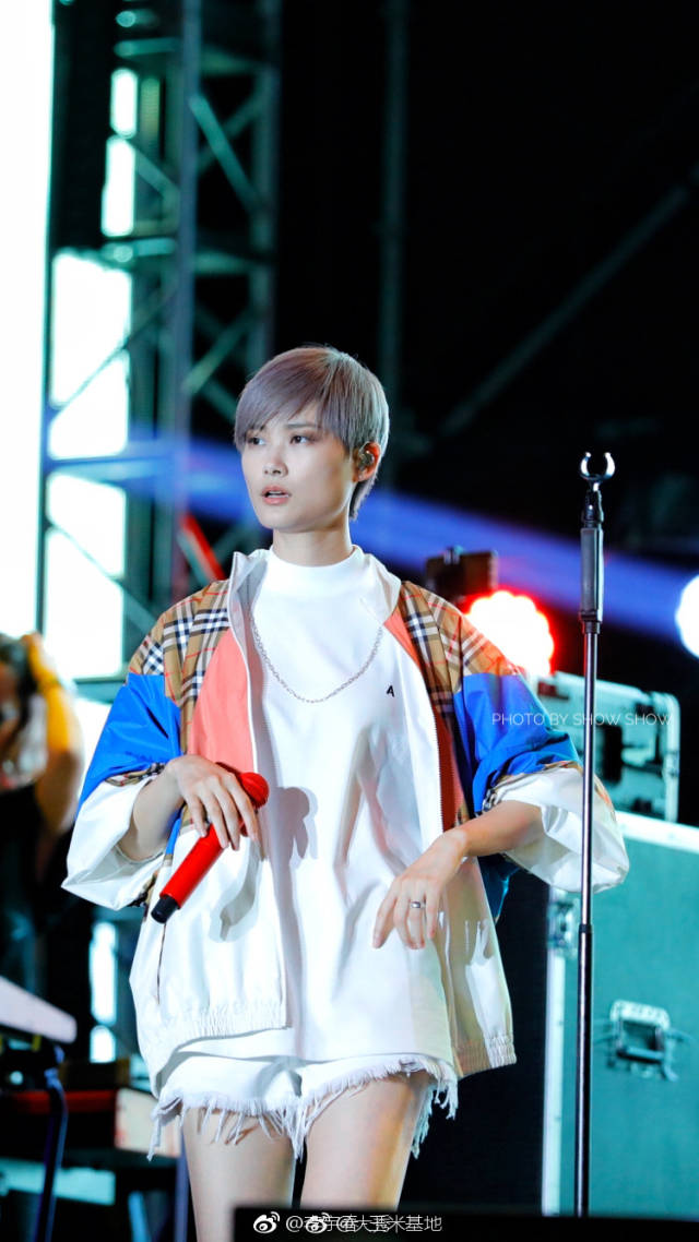 李宇春真帅气!个性棒球服 超短裤霸气十足,网友:越来越会穿了