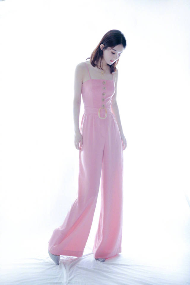 赵丽颖的腰太细,还好是吊带连体裤才不会往下掉,网友:更显腿长