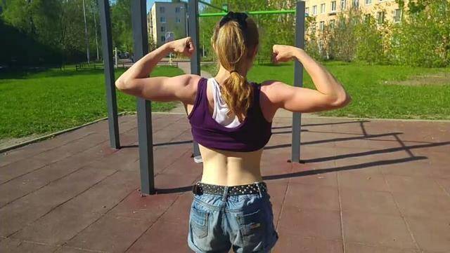 1米54健身姑娘可以v字举腿,一次做21个引体向上,体能太强了!