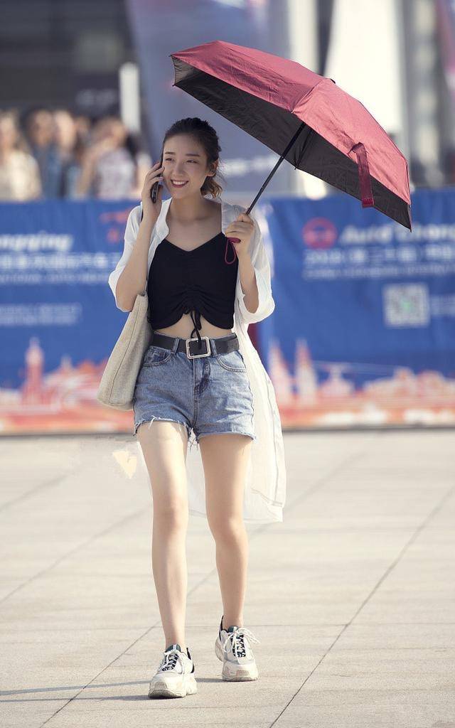 街拍:夏日美腿满街,青春无限好!