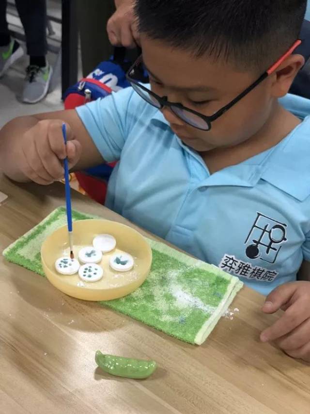 地点:洛阳围棋博物馆活动中心 手工制棋 棋子烧制前