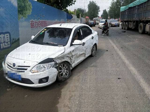 白色轿车一侧损毁严重