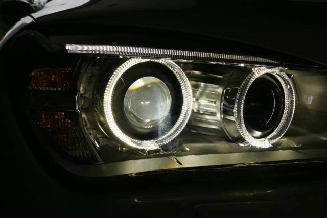 颜色暗淡不说,配上白的的宝马x1失了点炫酷,低配大灯灯光也不是很亮