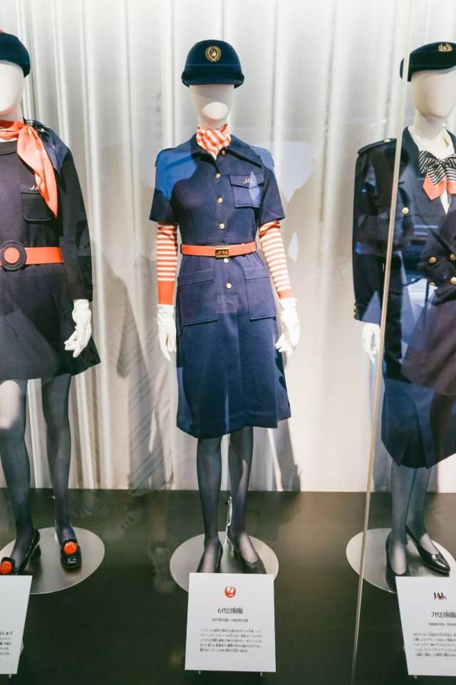 最喜欢的就是这60年代的空姐服,简直潮到爆了好嘛.