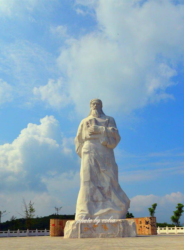 茶圣广场主题是汉白玉茶圣陆羽雕像,24米高的雕像在蓝天中凸显着气场.