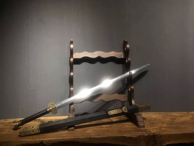 击水翻沧海抟风透赤霄寒光熠熠的赤霄汉剑