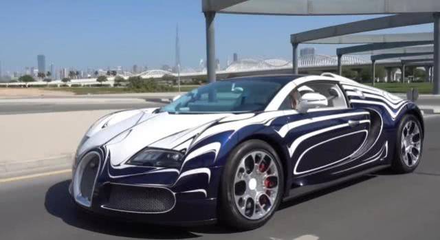 美女豪掷1700万,入手8.0t,16缸布加迪,怕碰坏陶瓷车身亲自开箱卸