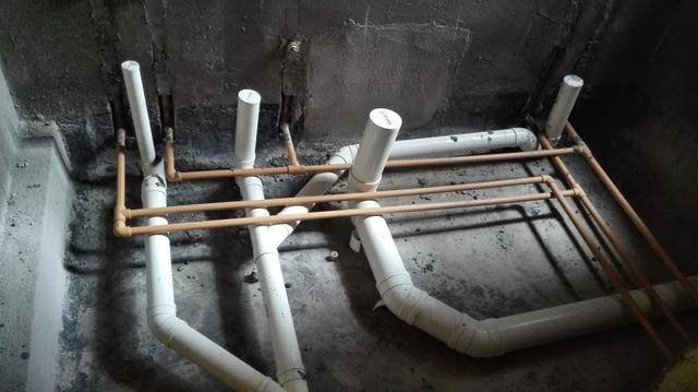 这位年收入20万的工程师傅,带你见识正确排污系统施工工艺!