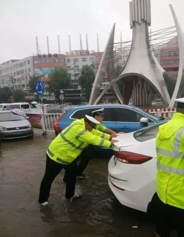 暴雨來襲,鄲城交警雨中執勤保暢通