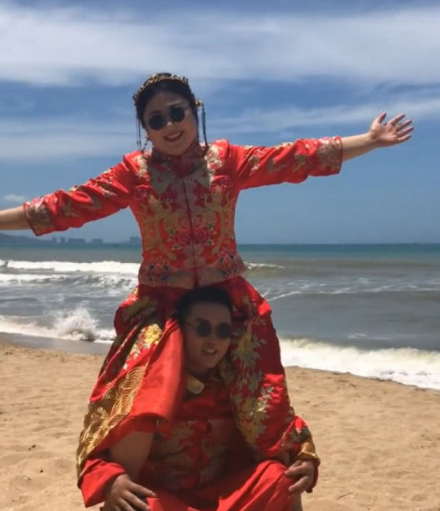 肥婆新娘骑老公身上拍照,老公瞬间像野马,网友:新郎地位好低