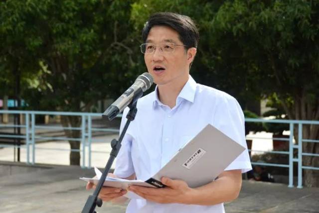 开营仪式举行了升国旗,出军旗仪式.开营仪式由学生处主任陶志伟主持.