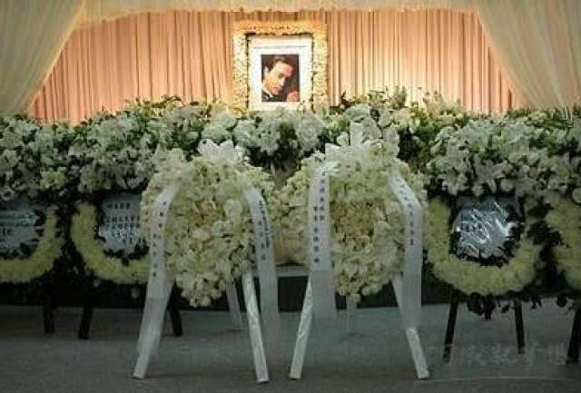 张国荣葬礼现场直击,几乎整个娱乐圈都参加,唯