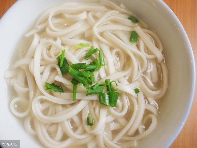 10,阳春面阳春面是苏式汤面的一种,又叫光面,清汤面或清汤光面,汤清