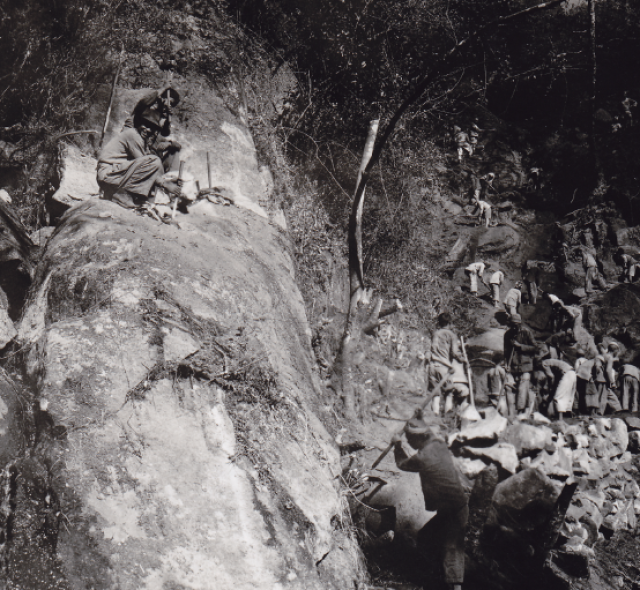 滇缅公路重开是史迪威将军的荣光:龙陵战役美军反坦克枪射击场景